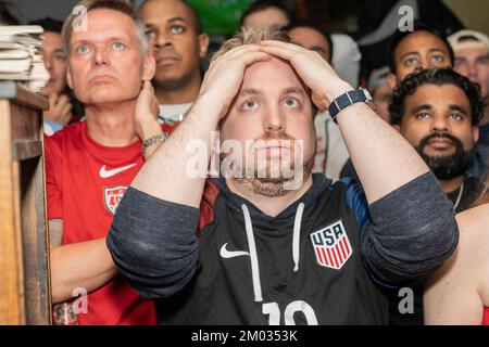 Les fans de l'équipe de football des États-Unis ont réagi pendant le match contre les pays-Bas à la coupe du monde du Qatar au Smithfield Hall de New York sur 3 décembre 2022 Banque D'Images