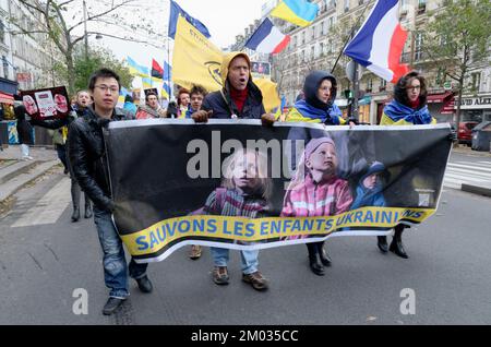 Une nouvelle marche de la diaspora ukrainienne contre la guerre et contre la poutine, entre la place de la république et celle de la bastille à Paris Banque D'Images