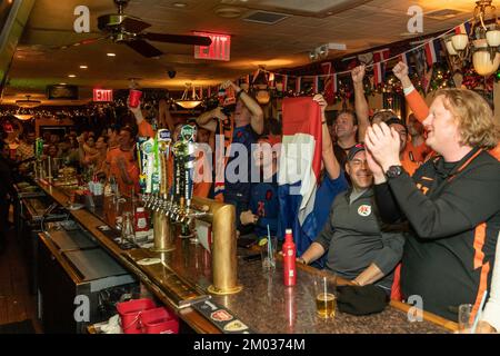 New York, États-Unis. 03rd décembre 2022. Les fans de l'équipe de football des pays-Bas réagissant et buvant pendant le match contre les États-Unis à la coupe du monde du Qatar au Hurley's Saloon à New York sur 3 décembre 2022. En remportant le jeu, l'équipe des pays-Bas a progressé jusqu'au quart de finale et jouera soit l'équipe Argentine ou l'équipe d'Australie qui se jouent les uns les autres plus tard dans la journée. (Photo de Lev Radin/Sipa USA) crédit: SIPA USA/Alay Live News Banque D'Images