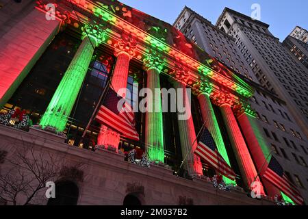 Le bâtiment de la Bourse de New York décoré pour Noël dans le quartier financier de 2 décembre 2022 à New York. Banque D'Images