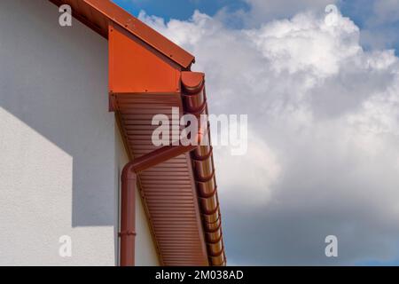 Un toit métallique de la maison et un drain. Vue rapprochée latérale Banque D'Images