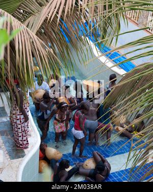 Bébés aquatiques et musique aquatique, zone de baignade de l'hôtel, Bissau, Guinée-Bissau; Banque D'Images