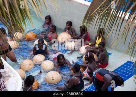 Bébés aquatiques et musique aquatique, zone de baignade de l'hôtel, Bissau, Guinée-Bissau; Banque D'Images