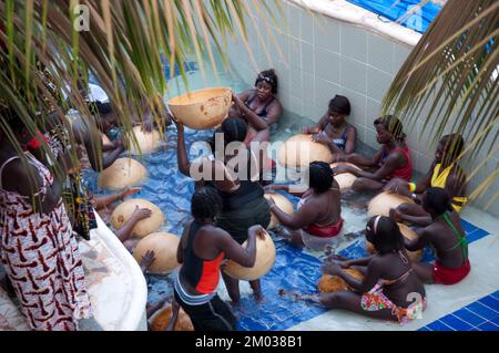 Bébés aquatiques et musique aquatique, zone de baignade de l'hôtel, Bissau, Guinée-Bissau; Banque D'Images