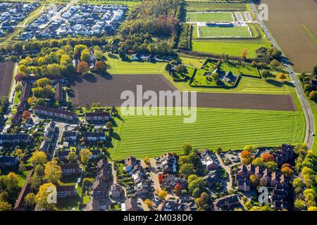 Luftbild, Wiesen und Felder an der Lindenstraße Ecke am Hugengraben, Neuer Fußballplatz am Schulzentrum Tersteegenstraße, Neukirchen, Neukirchen-Vluyn Banque D'Images