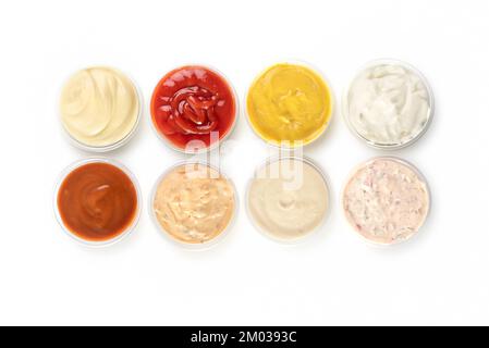 Différents types de sauces dans des bols sur fond blanc. Vue de dessus. Banque D'Images