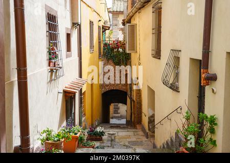 Une rue typique avec des bâtiments colorés dans la ville médiévale de Montepulciano Banque D'Images