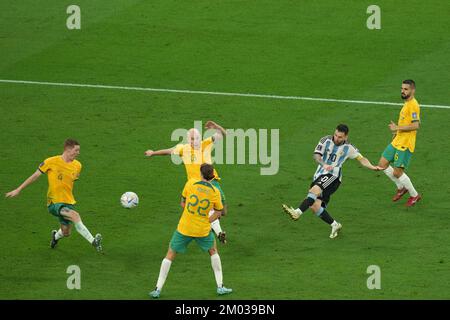 Lionel Messi d'Argentine (2nd de droite) avec une tentative de but pendant le match de la coupe du monde de la FIFA de 16 au stade Ahmad Bin Ali à Al Rayyan, Qatar. Date de la photo: Samedi 3 décembre 2022. Banque D'Images