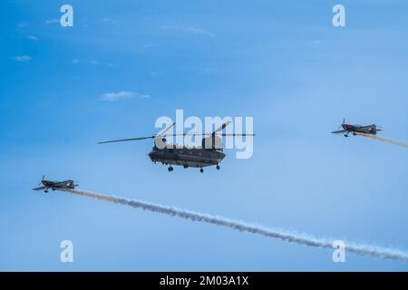 Hélicoptère Chinook et avion Extra 300 Flyby Bournemouth Air Festival 2022 Banque D'Images