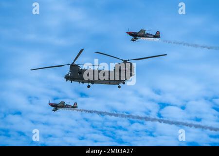 Hélicoptère Chinook et avion Extra 300 Flyby Bournemouth Air Festival 2022 Banque D'Images