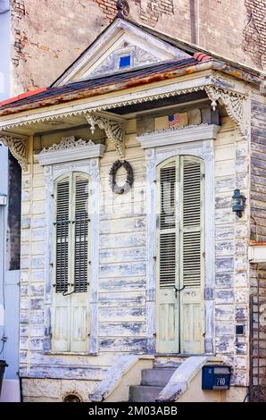 Une couronne décorera une maison de fusils dans le quartier français, le 15 novembre 2015, à la Nouvelle-Orléans, en Louisiane. Banque D'Images