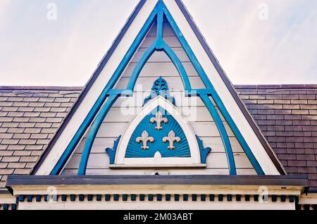 Fleurs-de-lis, ainsi que d'autres détails architecturaux, décorent le toit d'une maison du quartier français, le 11 novembre 2015, à la Nouvelle-Orléans, Louisiane. Banque D'Images