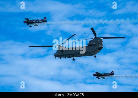 Hélicoptère Chinook et avion Extra 300 Flyby Bournemouth Air Festival 2022 Banque D'Images