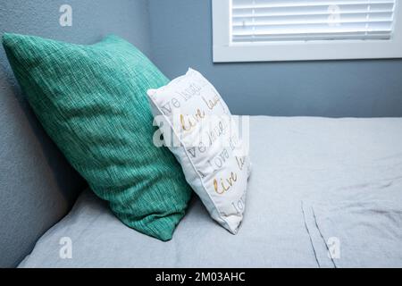 Une chambre grise avec un lit queen size confortable Banque D'Images