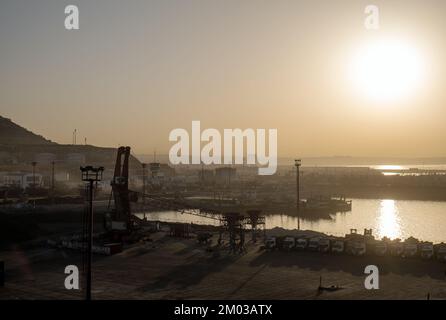 Lever du soleil dans le port d'Agadir, avec vue sur la ville. Banque D'Images