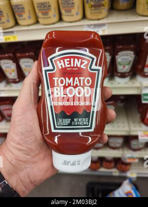 Phoenix, AZ, Etats-Unis - 4 novembre 2022: Une bouteille amusante de ketchup de sang de tomate Heinz dans la main de l'homme à l'épicerie. Banque D'Images