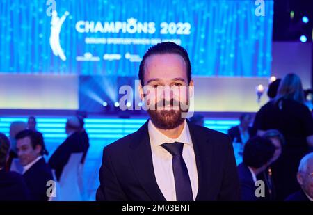 Berlin, Allemagne. 03rd décembre 2022. Simon Geschke, cycliste, arrive au gala des champions dans le hall des congrès d'Estrel. Geschke est sportif de l'année 2022. Les champions 2022 ont été honorés dans diverses catégories au centre de congrès d'Estrel. Credit: Annette Riedl/dpa/Alay Live News Banque D'Images