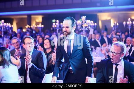 Berlin, Allemagne. 03rd décembre 2022. Simon Geschke, cycliste, arrive sur scène pour le gala des champions au Palais des congrès d'Estrel. Geschke est sportif de l'année 2022. Les champions 2022 ont été honorés dans diverses catégories au centre de congrès d'Estrel. Credit: Annette Riedl/dpa/Alay Live News Banque D'Images