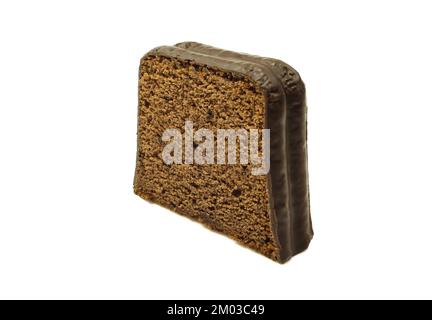 Tranche de gâteau au chocolat et à l'air spongieux isolée sur fond blanc Banque D'Images