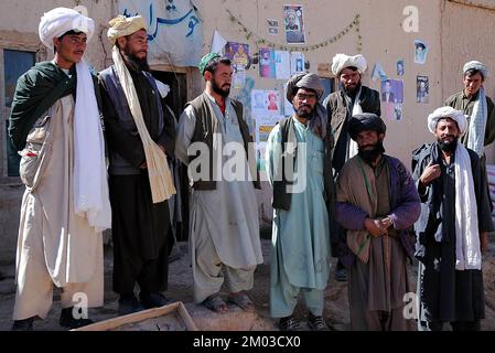 Une petite ville entre Chaghcharan et le Minaret de Jam, province de Ghor, Afghanistan : des hommes afghans locaux avec des turbans dans un village isolé. Banque D'Images