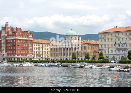 Promenade en front de mer (Riva Nazario Sauro), Trieste, région Friuli Venezia Giulia, Italie Banque D'Images