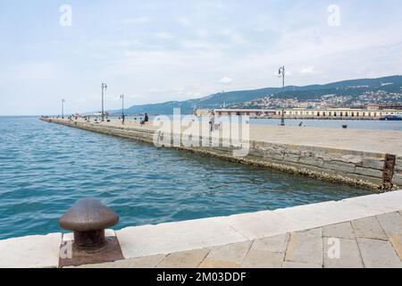 Jetée sur la promenade du front de mer (Riva Nazario Sauro), Trieste, région Friuli Venezia Giulia, Italie Banque D'Images