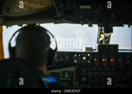 Le lieutenant-colonel Randal Douglas, pilote de l'escadre de ravitaillement en vol 155th, suit le modèle de vol de deux KC-135R Stratotankers devant, le 1 décembre 2022, au cours d'un décollage à intervalle minimal près de Lincoln, NEB. L'avion effectue une promenade à dos d'éléphant jusqu'à la piste, puis le décollage. (É.-U. Photo de la Garde nationale aérienne par le principal Airman Alexander D. Schrainer) Banque D'Images