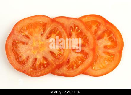 Trois tranches de tomate isolées sur fond blanc Banque D'Images