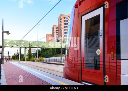 Valence, Espagne - 1 décembre 2022: Un tramway moderne attend à un arrêt pour son heure de départ. Banque D'Images