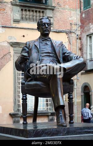 Statue de Puccini sur la Piazza Cittadella créée par Vito Tongiani, Lucca, Toscane, Toscane, Toscane, Italie, Europe Banque D'Images