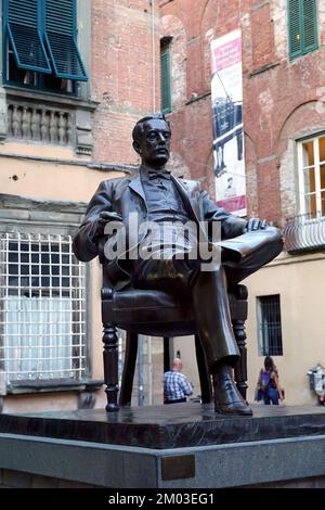 Statue de Puccini sur la Piazza Cittadella créée par Vito Tongiani, Lucca, Toscane, Toscane, Toscane, Italie, Europe Banque D'Images