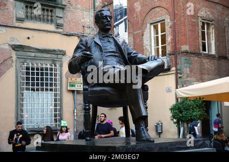 Statue de Puccini sur la Piazza Cittadella créée par Vito Tongiani, Lucca, Toscane, Toscane, Toscane, Italie, Europe Banque D'Images