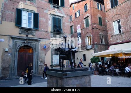 Statue de Puccini sur la Piazza Cittadella créée par Vito Tongiani, Lucca, Toscane, Toscane, Toscane, Italie, Europe Banque D'Images