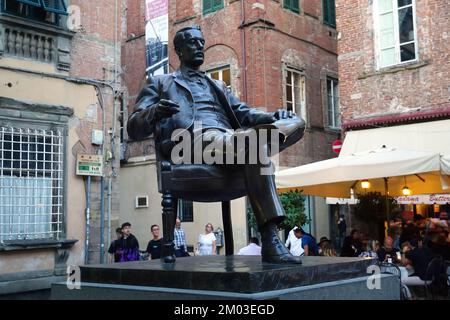 Statue de Puccini sur la Piazza Cittadella créée par Vito Tongiani, Lucca, Toscane, Toscane, Toscane, Italie, Europe Banque D'Images