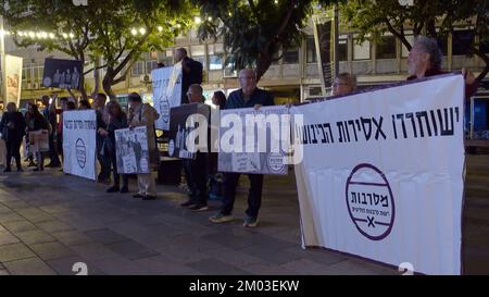 TEL AVIV, ISRAËL - DÉCEMBRE 3 : des militants de la paix manifestent des signes en faveur de jeunes objecteurs de conscience israéliens, actuellement emprisonnés dans une prison militaire parce qu'ils refusent de s'enrôler dans l'armée lors d'un rassemblement appelant à leur libération sur 3 décembre 2022 à tel Aviv, Israël. La conscription militaire est obligatoire pour les jeunes Israéliens, et le refus ou l’évasion de s’enrôler sans l’approbation de l’armée est une infraction punissable. Les objecteurs de conscience passent souvent des mois en prison militaire sur plusieurs périodes consécutives, jusqu'à ce que l'armée décide des libérer. Crédit : Eddie Gerald/Alay Live News Banque D'Images