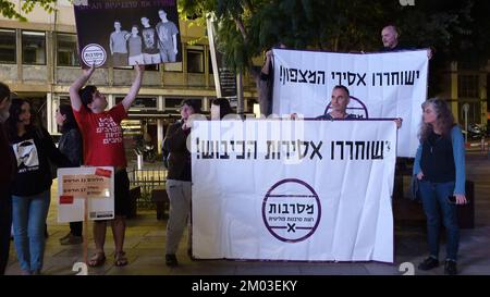 TEL AVIV, ISRAËL - DÉCEMBRE 3 : des militants de la paix manifestent des signes en faveur de jeunes objecteurs de conscience israéliens, actuellement emprisonnés dans une prison militaire parce qu'ils refusent de s'enrôler dans l'armée lors d'un rassemblement appelant à leur libération sur 3 décembre 2022 à tel Aviv, Israël. La conscription militaire est obligatoire pour les jeunes Israéliens, et le refus ou l’évasion de s’enrôler sans l’approbation de l’armée est une infraction punissable. Les objecteurs de conscience passent souvent des mois en prison militaire sur plusieurs périodes consécutives, jusqu'à ce que l'armée décide des libérer. Crédit : Eddie Gerald/Alay Live News Banque D'Images