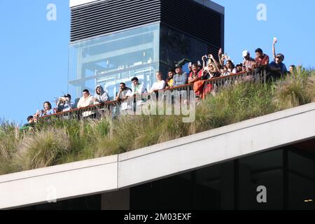 Sydney, Australie. 4th décembre 2022. Des foules immenses ont assisté au parc Tumbalong, Darling Harbour, pour regarder les soceroos perdre à l'Argentine 2-1 lors du match de la coupe du monde de 16. Credit: Richard Milnes/Alamy Live News Banque D'Images