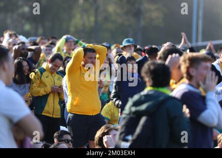 Sydney, Australie. 4th décembre 2022. Des foules immenses ont assisté au parc Tumbalong, Darling Harbour, pour regarder les soceroos perdre à l'Argentine 2-1 lors du match de la coupe du monde de 16. Credit: Richard Milnes/Alamy Live News Banque D'Images