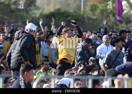 Sydney, Australie. 4th décembre 2022. Des foules immenses ont assisté au parc Tumbalong, Darling Harbour, pour regarder les soceroos perdre à l'Argentine 2-1 lors du match de la coupe du monde de 16. Credit: Richard Milnes/Alamy Live News Banque D'Images