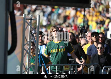 Sydney, Australie. 4th décembre 2022. Des foules immenses ont assisté au parc Tumbalong, Darling Harbour, pour regarder les soceroos perdre à l'Argentine 2-1 lors du match de la coupe du monde de 16. Credit: Richard Milnes/Alamy Live News Banque D'Images