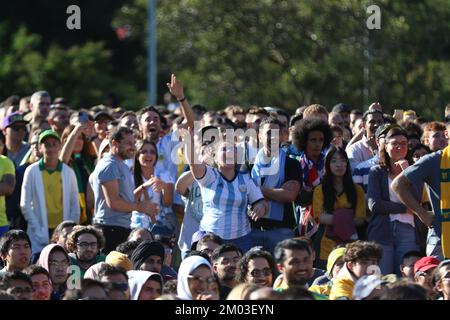 Sydney, Australie. 4th décembre 2022. Des foules immenses ont assisté au parc Tumbalong, Darling Harbour, pour regarder les soceroos perdre à l'Argentine 2-1 lors du match de la coupe du monde de 16. Credit: Richard Milnes/Alamy Live News Banque D'Images