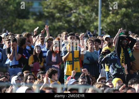 Sydney, Australie. 4th décembre 2022. Des foules immenses ont assisté au parc Tumbalong, Darling Harbour, pour regarder les soceroos perdre à l'Argentine 2-1 lors du match de la coupe du monde de 16. Credit: Richard Milnes/Alamy Live News Banque D'Images