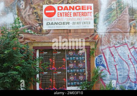 Danger affiche sur un immeuble abandonné du centre-ville de Montréal. Québec, Canada. Banque D'Images