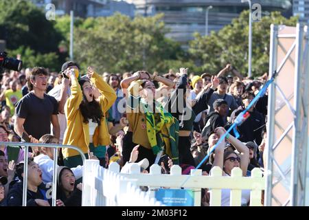 Sydney, Australie. 4th décembre 2022. Des foules immenses ont assisté au parc Tumbalong, Darling Harbour, pour regarder les soceroos perdre à l'Argentine 2-1 lors du match de la coupe du monde de 16. Credit: Richard Milnes/Alamy Live News Banque D'Images