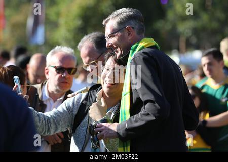Sydney, Australie. 4th décembre 2022. Des foules immenses ont assisté au parc Tumbalong, Darling Harbour, pour regarder les soceroos perdre à l'Argentine 2-1 lors du match de la coupe du monde de 16. Photo : le Premier Dominic Perrottet de Nouvelle-Galles du Sud rencontre des gens après le match. Credit: Richard Milnes/Alamy Live News Banque D'Images