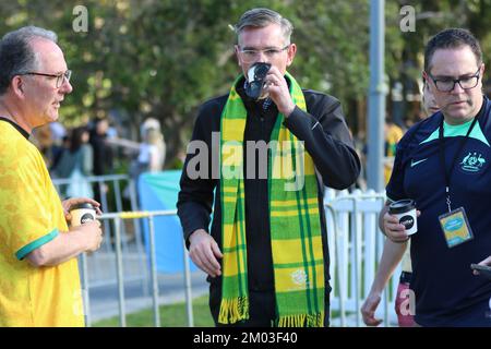 Sydney, Australie. 4th décembre 2022. Des foules immenses ont assisté au parc Tumbalong, Darling Harbour, pour regarder les soceroos perdre à l'Argentine 2-1 lors du match de la coupe du monde de 16. Photo : le Premier Dominic Perrottet de Nouvelle-Galles du Sud rencontre des gens après le match. Credit: Richard Milnes/Alamy Live News Banque D'Images