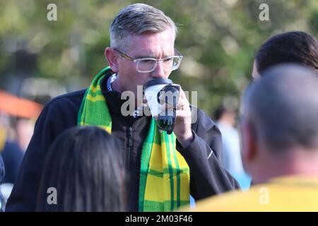Sydney, Australie. 4th décembre 2022. Des foules immenses ont assisté au parc Tumbalong, Darling Harbour, pour regarder les soceroos perdre à l'Argentine 2-1 lors du match de la coupe du monde de 16. Photo : le Premier Dominic Perrottet de Nouvelle-Galles du Sud rencontre des gens après le match. Credit: Richard Milnes/Alamy Live News Banque D'Images