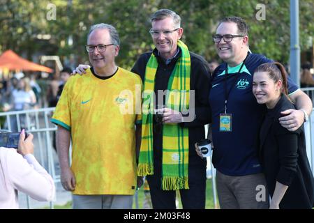 Sydney, Australie. 4th décembre 2022. Des foules immenses ont assisté au parc Tumbalong, Darling Harbour, pour regarder les soceroos perdre à l'Argentine 2-1 lors du match de la coupe du monde de 16. Photo : le Premier Dominic Perrottet de Nouvelle-Galles du Sud rencontre des gens après le match. Credit: Richard Milnes/Alamy Live News Banque D'Images
