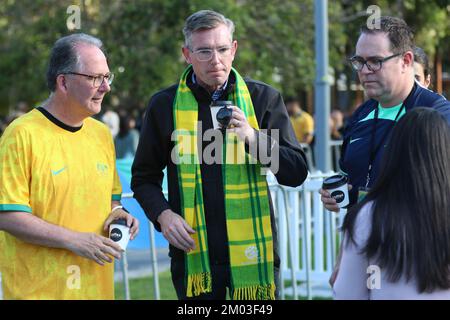 Sydney, Australie. 4th décembre 2022. Des foules immenses ont assisté au parc Tumbalong, Darling Harbour, pour regarder les soceroos perdre à l'Argentine 2-1 lors du match de la coupe du monde de 16. Photo : le Premier Dominic Perrottet de Nouvelle-Galles du Sud rencontre des gens après le match. Credit: Richard Milnes/Alamy Live News Banque D'Images