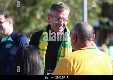 Sydney, Australie. 4th décembre 2022. Des foules immenses ont assisté au parc Tumbalong, Darling Harbour, pour regarder les soceroos perdre à l'Argentine 2-1 lors du match de la coupe du monde de 16. Photo : le Premier Dominic Perrottet de Nouvelle-Galles du Sud rencontre des gens après le match. Credit: Richard Milnes/Alamy Live News Banque D'Images